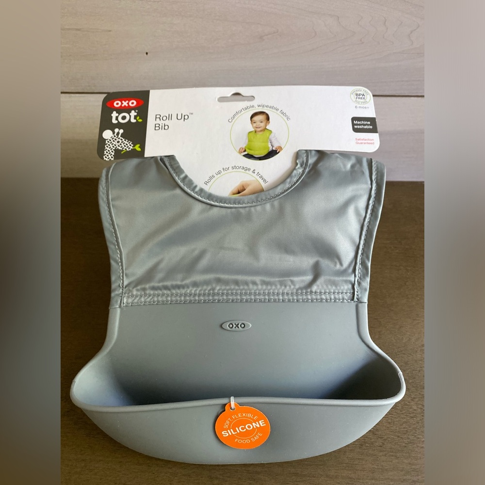 OXO tot Roll Up Bib-Gray